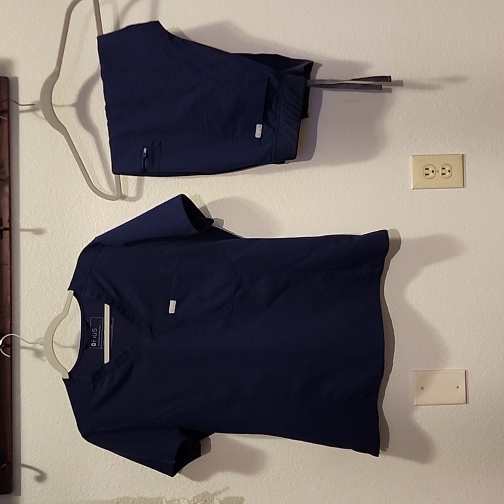 Figs scrubs set, large top, large petite bottoms, navy.